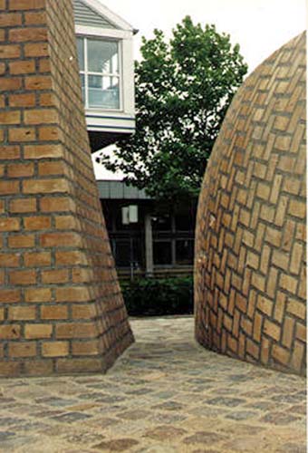 Murstensskulptur lavet af keramiker Helle Vibeke Steffensen Findes foran Roskilde Tekniske Skole. Indviet 1994. Jeg (Lars Andersen) var med til at tegne og forme denne skulptur i samarbejde med Helle.