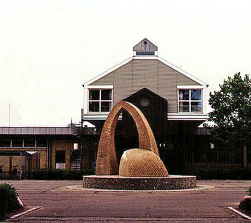 Murstensskulptur lavet af keramiker Helle Vibeke Steffensen Findes foran Roskilde Tekniske Skole. Indviet 1994. Jeg (Lars Andersen) var med til at tegne og forme denne skulptur i samarbejde med Helle.