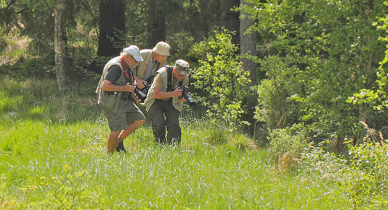 Fotografer p jagt efter Gulplettet Bredpande, Carterocephalus palaemon han. Vassbotten, Bohusln, Sverige d. 25 maj 2018. Fotograf; Lars Andersen