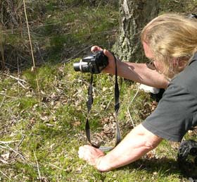 Lars Andersen ved at fotograferer Birkespinder. Asserbo Plantage, Nordsjlland. d. 14 April 2007. Fotograf: Ole Olsen