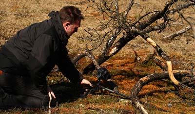 Naturfotograf i aktion. Asserbo Plantage. Nordsjlland. d. 5 april 2007. Fotograf: Lars Andersen