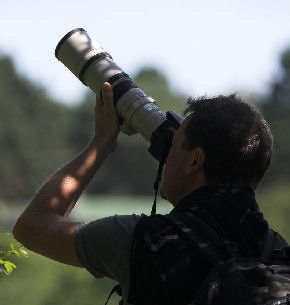 Lars Andersen fra Stenstrup med en 400 mm tele ved at fotograferer Blåhale. Sonnerup skov. 29 juli 2007. Fotograf: Lars Andersen