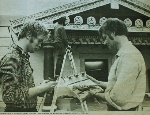 Lars Andersen som kulissesnedker under Etrusker udstilling, National Museet, Brede april 1982.