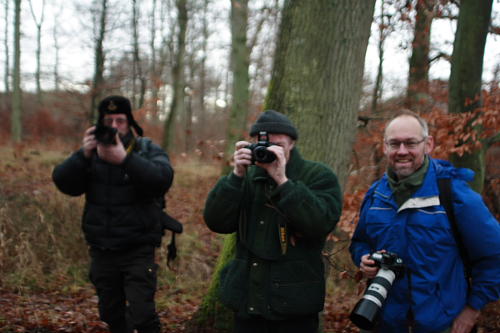3 Naturfotografer; Steen Drozd Lund, Jens Stolt og Henrik Bringsøe fra skoven bag Bromølle Kro, Store Åmosen, Vestsjælland. d. 1 December 2007. Fotograf: Lars Andersen