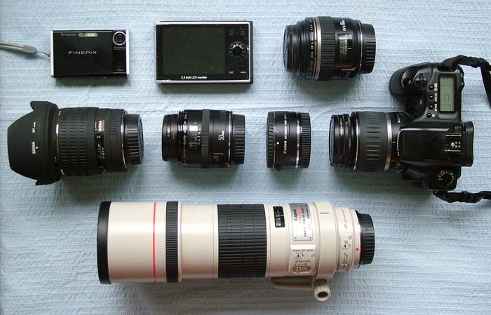Her alt mit macro udstyr til sommerfugle fotografering uden blitz i dagslys. Her er alt fra 24 mm makro til den store 300 mm, og mellemringe, ekstern rejseharddisk. Og et lille rejsekamera fra Fuji. København d. 24/7 2007. Fotograf: Lars Andersen