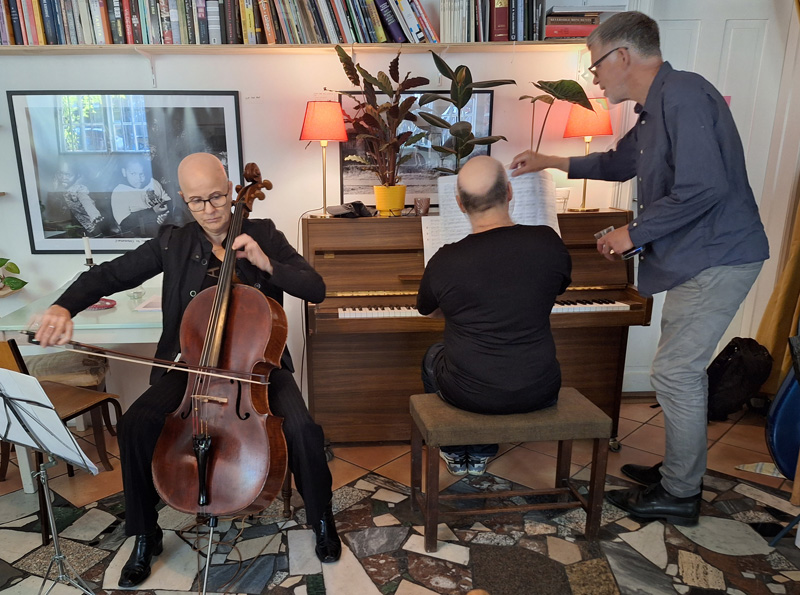 Reception for "Danske dagsommerfugle". LiteraturHaus København d. 21 juni 2024. Forfatter, fotografer og musikere: Birgitte Byrialsen og Svend Rastrup Andersen samt Michael Stoltze.