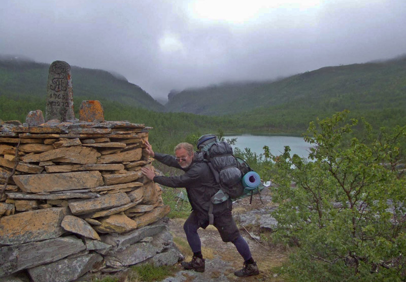 Lars Andersen vlter grnsesten. Nordkalotledden, Riksgrnsen, Tornetrask nordbred, Lapland, Sverige d. 28 juni 2007. Fotograf; Sif Larsen