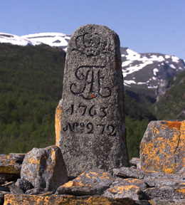 Grnsestenen imellem Norge og Sverige. Plnovik nord for Tornetrsk, Lappland, Sverige/Norge. 460 m. d. 29 juni 2007. Fotograf: Lars Andersen