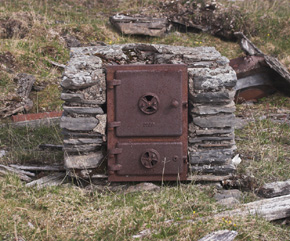 Ovn fra en forladt Tysk udkikspost fra anden verdenskrig. Gurttejohka / Lullehacorru Rr 272A, Jukkasjärvi. Torneträsk nordbred, Norge. 29 juni 2007. Fotograf: Lars Andersen