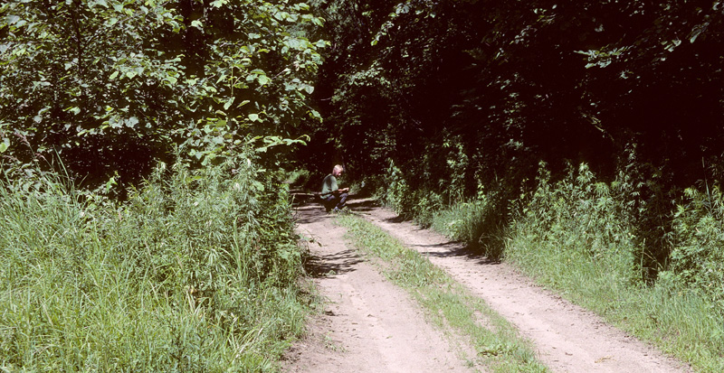 Morten Mølgaard på Lokaliteten for Det hvide L, Nymphalis vaualbum (Dennis & Schiffermuller, 1775). Ussuriisk, Vladivostok, Rusland. Juli 2002. Fotograf: Tom Nygaard Kristensen