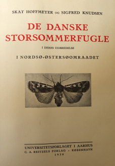 Her udsnit fra en sjlden eksemplar af  "Danske Storsommerfugle" i deres udbredelse i Nords-stersomraadet i 1938. Som var Skat Hoffmeyer's egen eksemplar! Kbenhavn d. 9 august 2008. Fotograf: Lars Andersen. Bogen er i private hnder, som fortrkker at vre anonym.