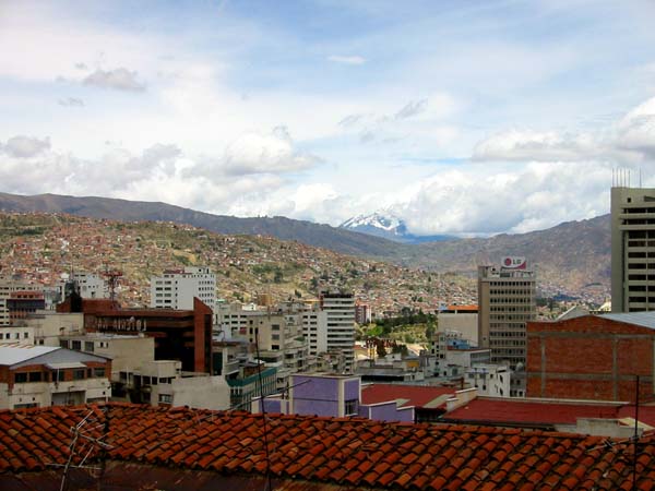 La Paz med bjergen Nev. de Illimani. i baggrunden, verdens hjeste beliggende hovedstad i 3700 m,h, til 4000 m.h. Bolivia d. 5 januar 2004. Fotograf: Peter Mllmann