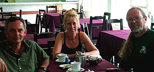 Peter, Annelie og Lars i Caranavi, Yungas, Bolivia d. 11 januar 2005. Fotograf: Lars Andersen