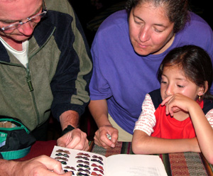 Her bliver sommerfuglebogen vist frem, hvor Peter Mllmann fortller om Morphoer! Esmeralda hotel, Coroico, Yungas, Bolivia d. 9 januar 2005. Fotograf: Lars Andersen
