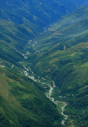 Rio Coroico view from the old railroad / Kori Wayku inca trail, Yungas, elev. 2000 m. 23 February 2009. Photographer: Lars Andersen 