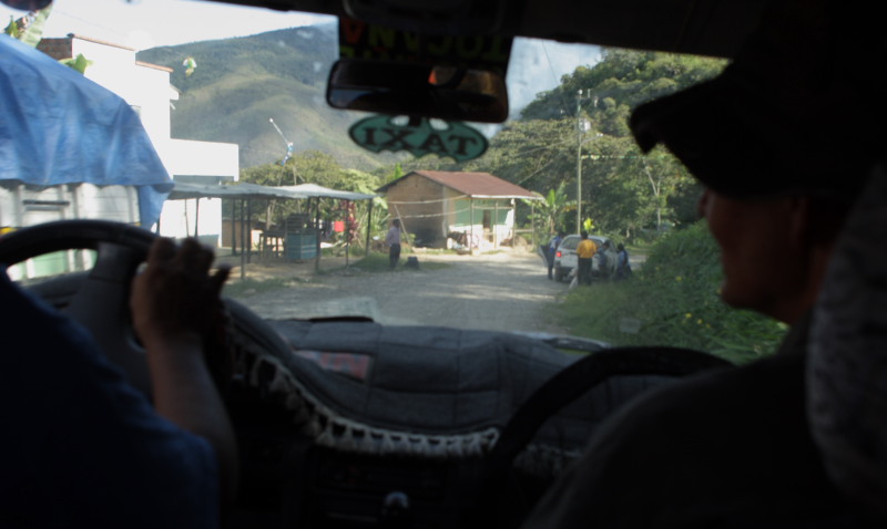 Sammen med Omar i taxi p vej tilbage til Coroico. Murata, Yungas, Bolivia. D. 28 January 2009. Photographer: Lars Andersen