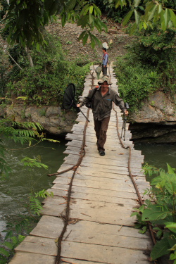 Lars Andersen on small suspension bridge, Caranavi, Yungas. d. 27 january 2010. Photographer: Peter Mllmann