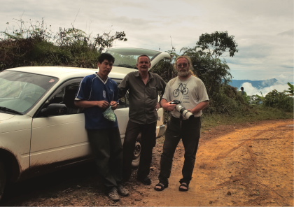 Felix the local taxidriver, Peter Mllmann and Lars Andersen. Caranavi, Yungas. d. 27 january 2010. Photographer: Lars Andersen