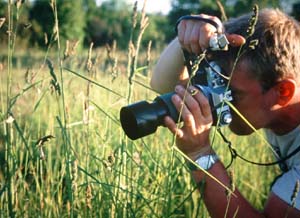 Lars Andersen, med et Canon spejlreflekskamera & Tamron SP 90 mm telemakro objektiv med trådudløser + håndtag. Färjestaden, Öland, Sverige. juni 1983. Fotograf: Jørgen Thomsen