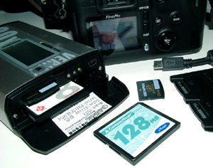 Ekstern transportabel Hardisk, med indstik for hukommelseskort, denne her har 40 GB. lager!. For hukommelseskort koster en formue,. Den er også god til at koble til andre computere for store dataoverførsler, især store fotos og filmklip. den her betalte jeg 1700,-dkr. Et hukommelseskort XD512 koster 600,-dkr. d. 2 december 2004. Fotograf: Lars Andersen