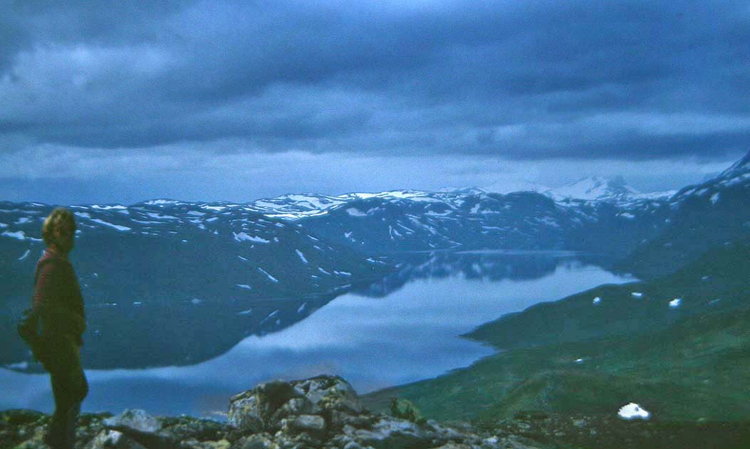 Lars Andersen på toppen  af Fagermø 1800 m.h.ved  Bygdin-søen med udsigt til Norges højeste bjerge; Glittertind og Galhøgpiggen. Jotunheimen, Norge. Juli 1992. Fotograf: Lars Andersen