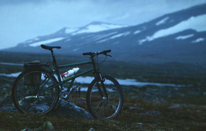 For at komme rundt over de store afstande i fjeldet, mtte jeg tage cyklen til hjlp! Lokalitet for Fjeldperlemorsommerfugl, Boloria napaea. Valdresflya 1200 m.h., Jotunheimen. Norge. juli 1992. Fotograf: Lars Andersen