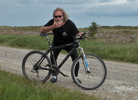 Lars Andersen krte rundt p en MTB for at komme ud p de mere afsides lokaliteter for at finde Hedepletvinge. Vigs d. 13 juni 2012. Fotograf; Lars Andersen