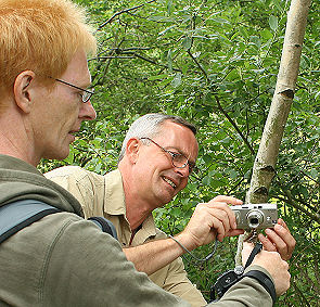 Iris han har sat Kaj Dahl skakmat, så kunne Peter Møllman og jeg tage dette sjove foto! Pinseskoven d. 16 juli - 2005. Fotograf: Lars Andersen
