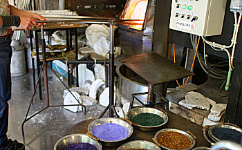 Torben arbejder med glasset, Skagen Glasværksted, Skagen d. 9 juli 2005. Fotograf: Lars Andersen