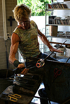 Torben arbejder med glasset, Skagen Glasværksted, Skagen d. 9 juli 2005. Fotograf: Lars Andersen
