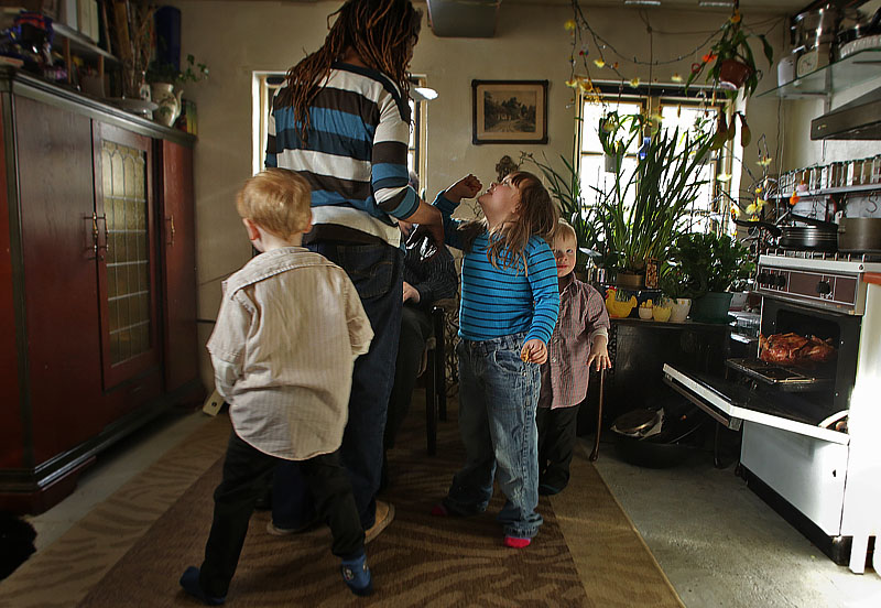 S er der snart stegt kylling. Torslunde, Lolland d. 23 marts 2013. fotograf; Lars Andersen