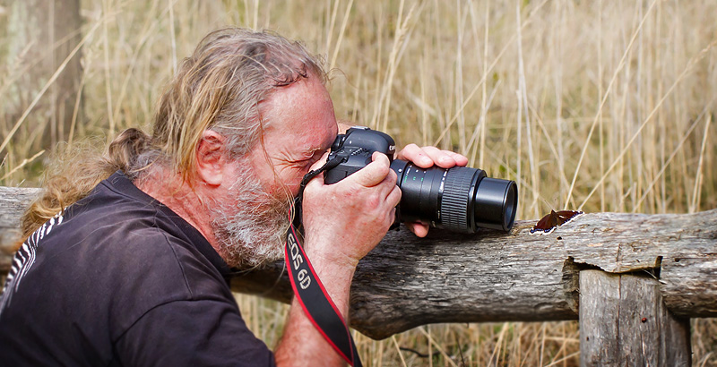Lars Andersen fotograferer Sørgekåbe med Canon 6D med Canon MP-E 65 mm macro i str. 3:1x forstørrelse. Pinseskoven d. 8 april 2014. Fotograf; John Strange Petersen