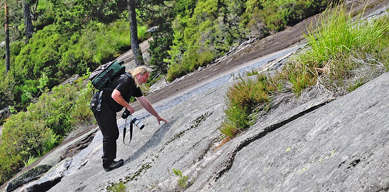 Lars Andersen på kravletur. Fossbuheia, Gjerstad, Telemarken, Norge d. 8 juli 2013. Fotograf: Tom Nygaard Kristensen