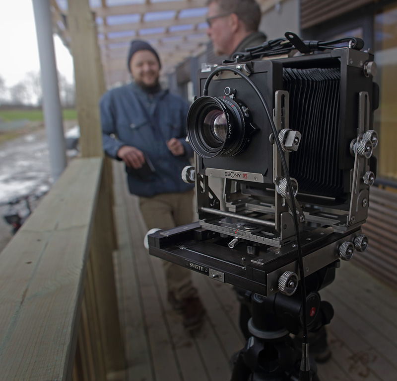 EBONY SV45TE storformat kamera med Emil Ryge & Paul Maslen i baggrunden. Amager Fælled bmx banen d. 21 januar 2015. Fotograf.; Lars Andersen