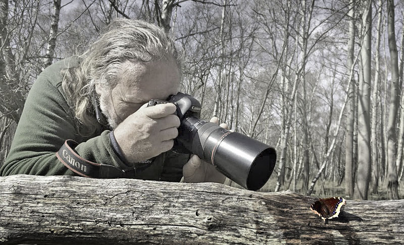 Lars Andersen fotografere en Srgekbe. Pinseskoven d. 15 april 2015. Fotograf;  Regitze Enoksen