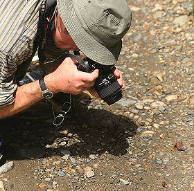 Ib Kreutzer i frd med at fotograferer nogle sm takvinger. Tocana, Yungas, Bolivia d. 24 januar 2006. Fotograf: Lars Andersen