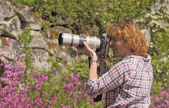 Regitze Enoksen fotograferer en Vejrandje. Ronneby, Blekinge d. 5 juni 2015. Fotograf; Lars Andersen